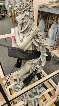 Steinfigur Erdgöttin Gaia